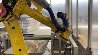 Automatic tool change robot FANUC R2000 iC sample [upl. by Beasley806]