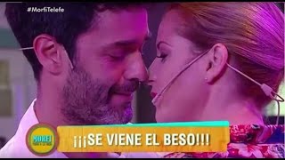 ¡Tremendo beso Mariano Martinez le comío la boca a Zampini  Morfi [upl. by Allison]