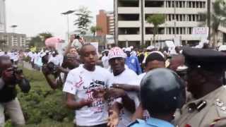 Boniface Mwangi confronts police [upl. by Johanan]